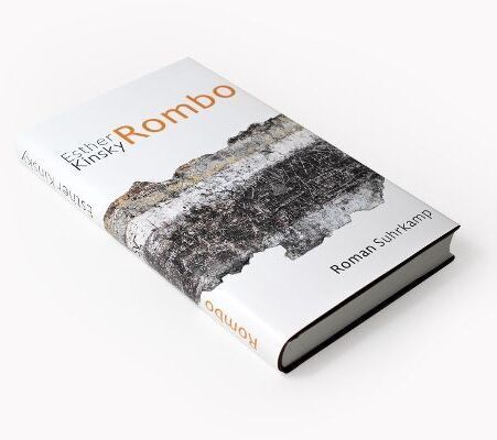 Ein Buch mit dem Titel 'Rombo' von Esther Kinsky liegt auf einer hellen Oberfläche. Das Buchcover zeigt eine abstrakte Darstellung einer Landschaft in Grautönen, mit dem Titel in orangefarbener Schrift. Der Buchrücken und die Ecken des Buches sind schwarz.