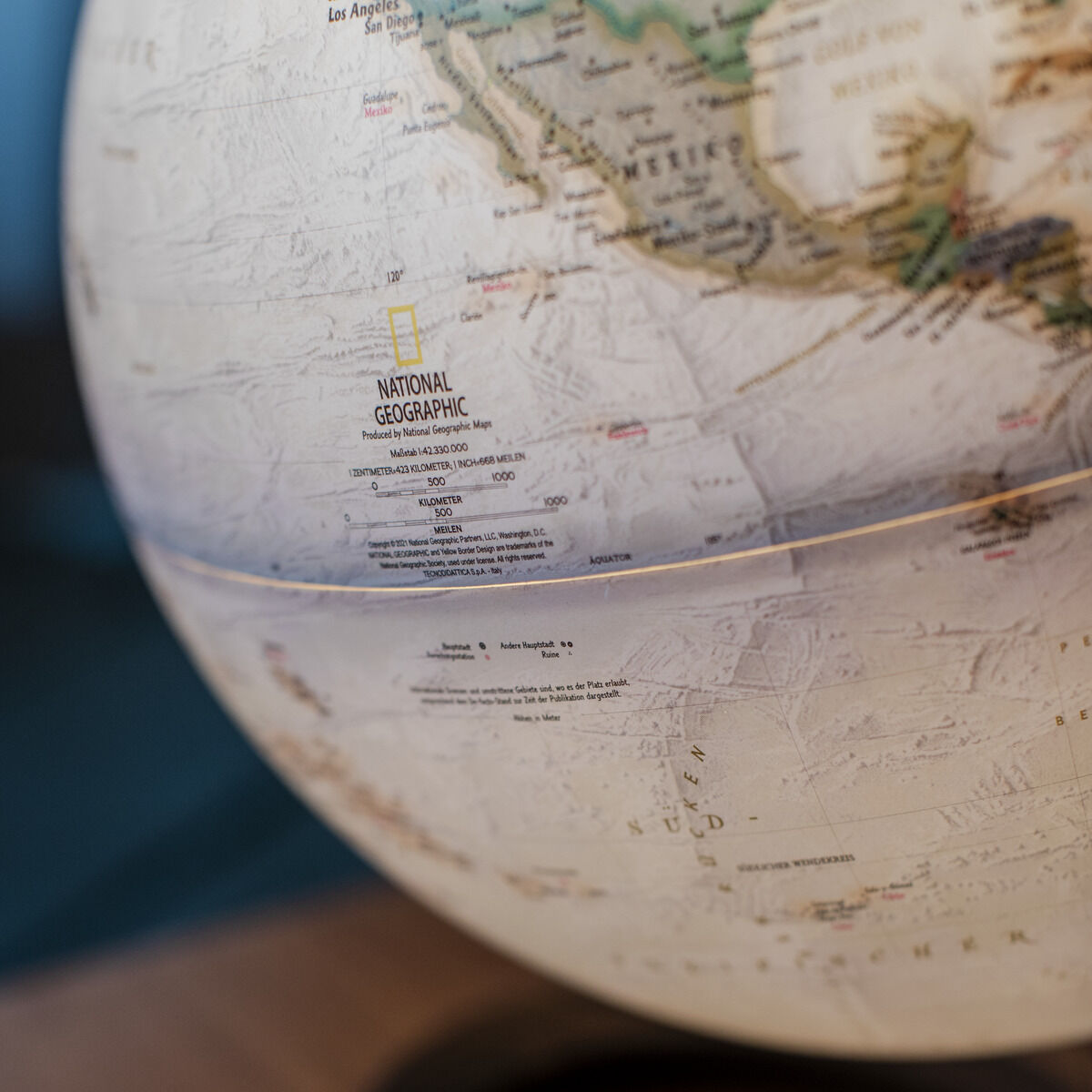 Ein elegant gestalteter Globus in der ZEIT-Sonderedition von National Geographic, montiert auf einem schwarzen Ständer. Die Karte zeigt detaillierte geografische Informationen in natürlichen Farben.