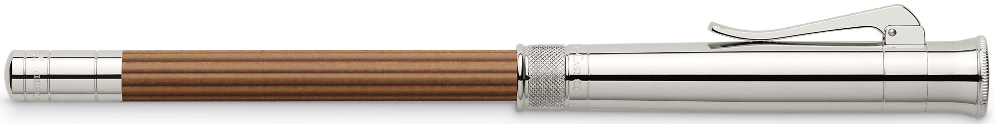 Ein luxuriöser Bleistift mit polierter Metallkappe und braunem Holzschaft, ideal für Kunst, Design und als elegantes Bürozubehör.