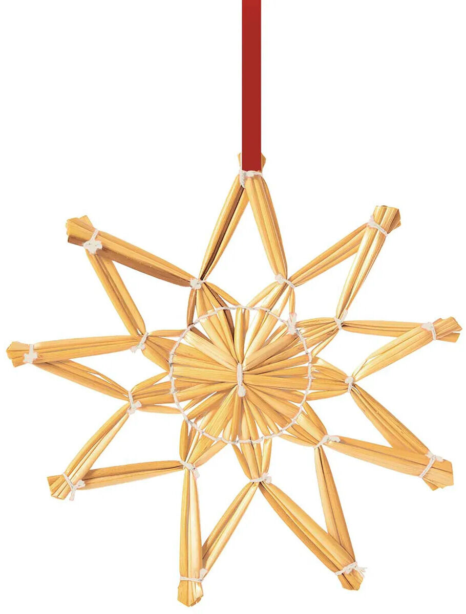 Ein handgefertigter, filigraner Strohstern mit weißen Bindfäden und einem rot-satinierten Aufhängeband. Der Stern wirkt traditionell und schlicht, ist detailreich geflochten und eignet sich als typischer weihnachtlicher Baumschmuck oder Adventsdeko.