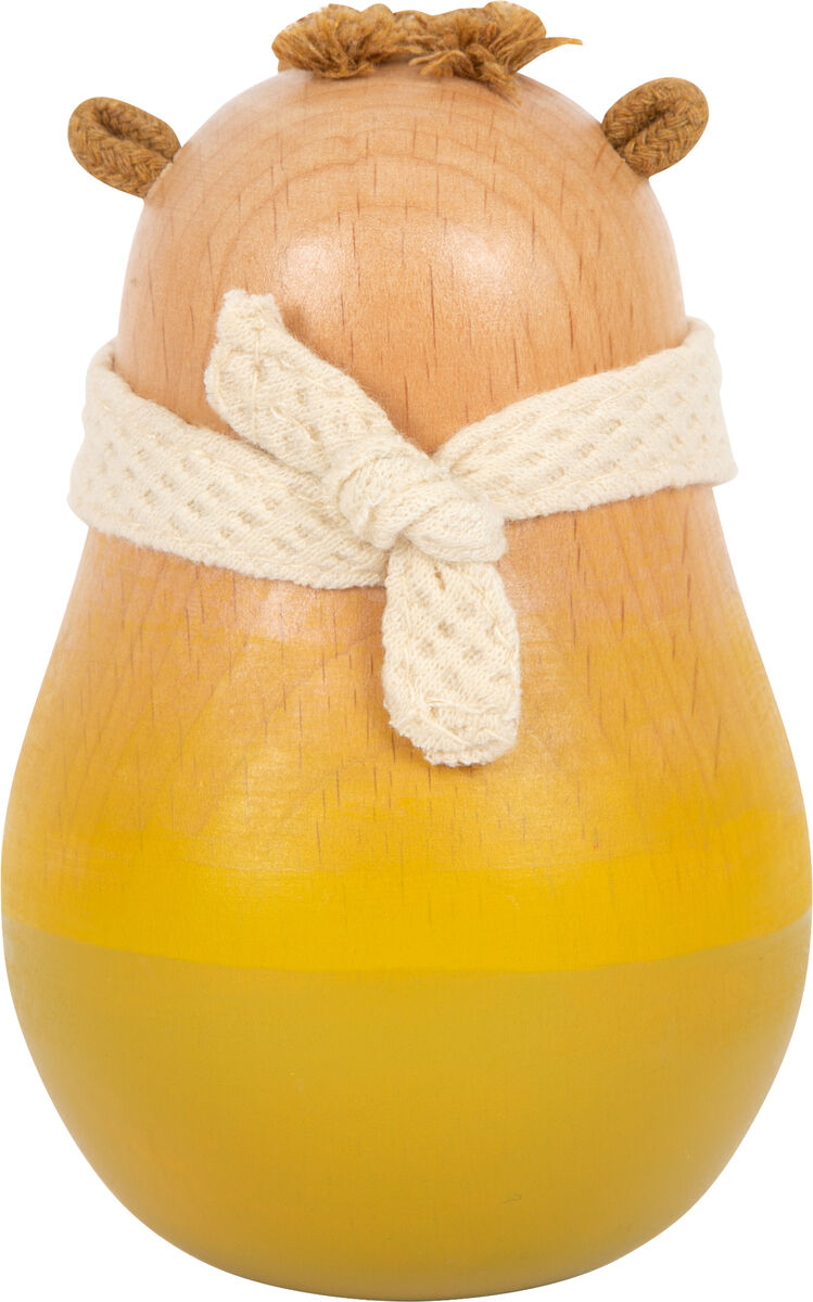 Holz-Babyspielzeug in Form einer stehenden Figur mit gelbem Unterteil und beige-weißer Überlappung. Die Figur trägt ein beigefarbenes, geknotetes Tuch um den Hals und hat zwei kleine, runde Ohren sowie eine braune, strukturierte Oberfläche oben.
