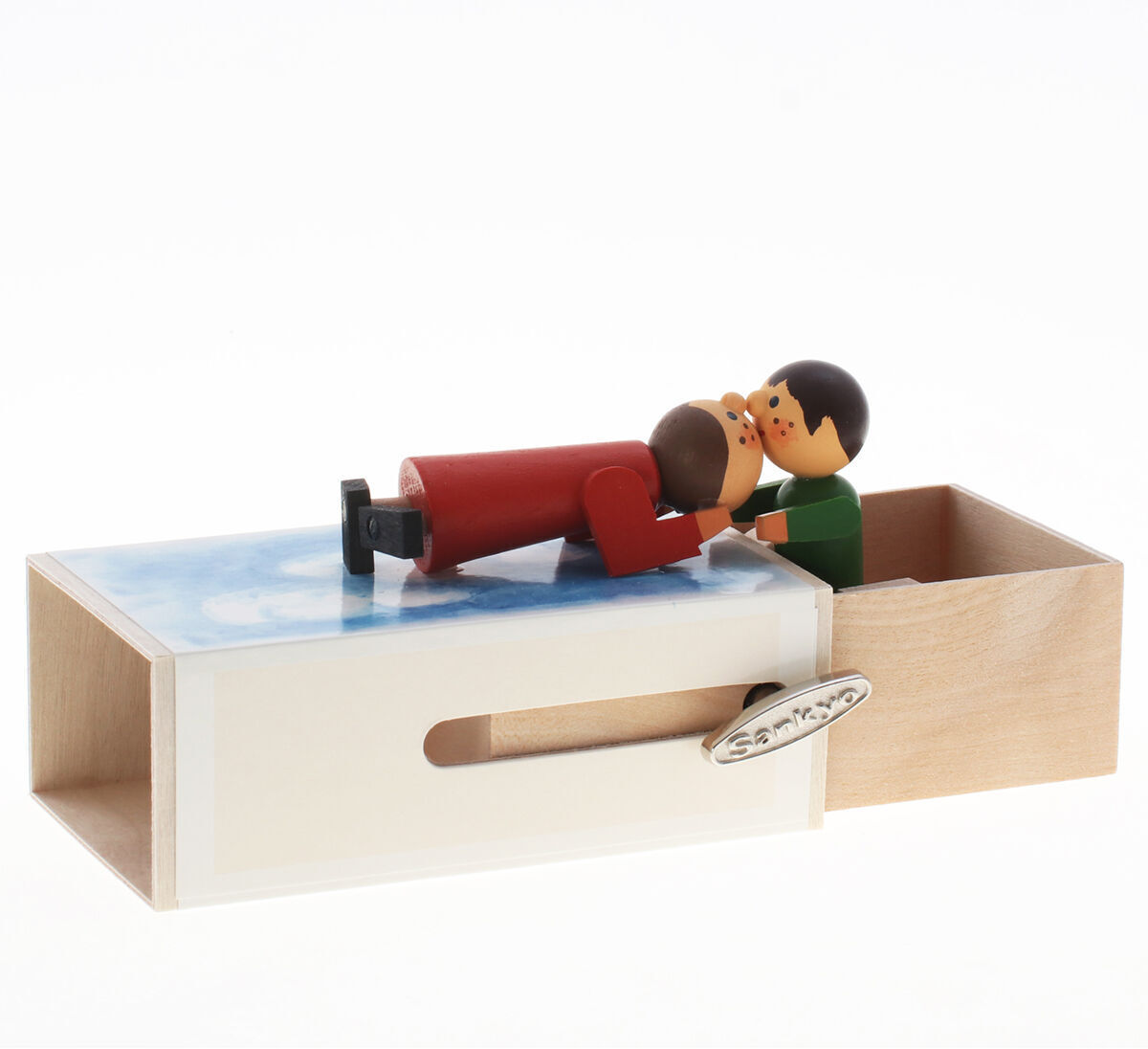 Romantikbox mit Melodie »Laras Lied«. Eine handgefertigte Holzspieluhr mit einer romantischen Szene von zwei Figuren auf einem Holzkasten: eine rotgekleidete Figur, die eine grüngekleidete Figur küsst.