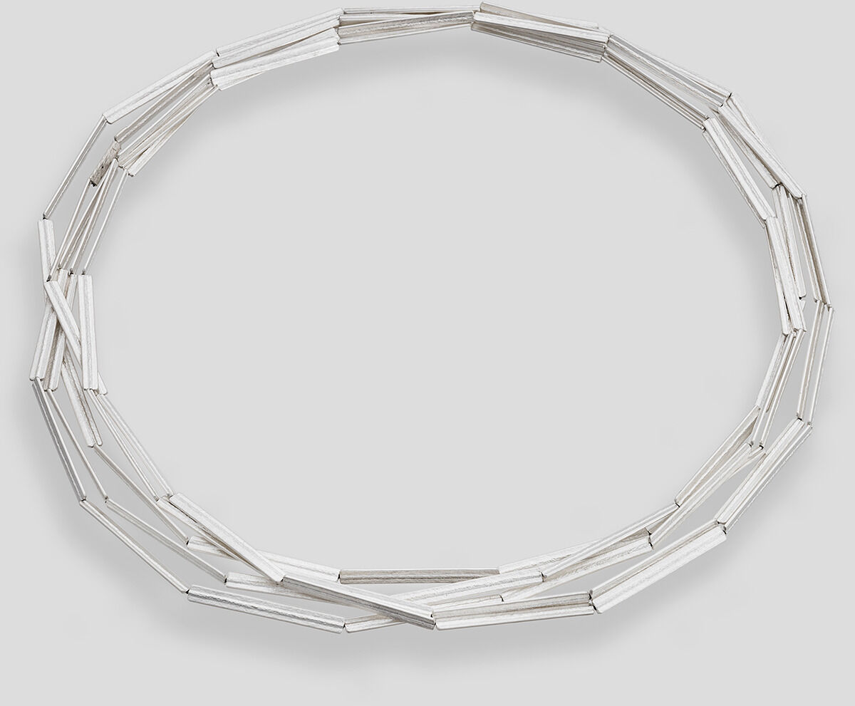 Eine stilvolle Silberkette mit länglichen, schlichten Stangelementen, die zu einem eleganten Halsketten-Design verbunden sind. Perfekt für verschiedene Anlässe und als modisches Accessoire für Damen.