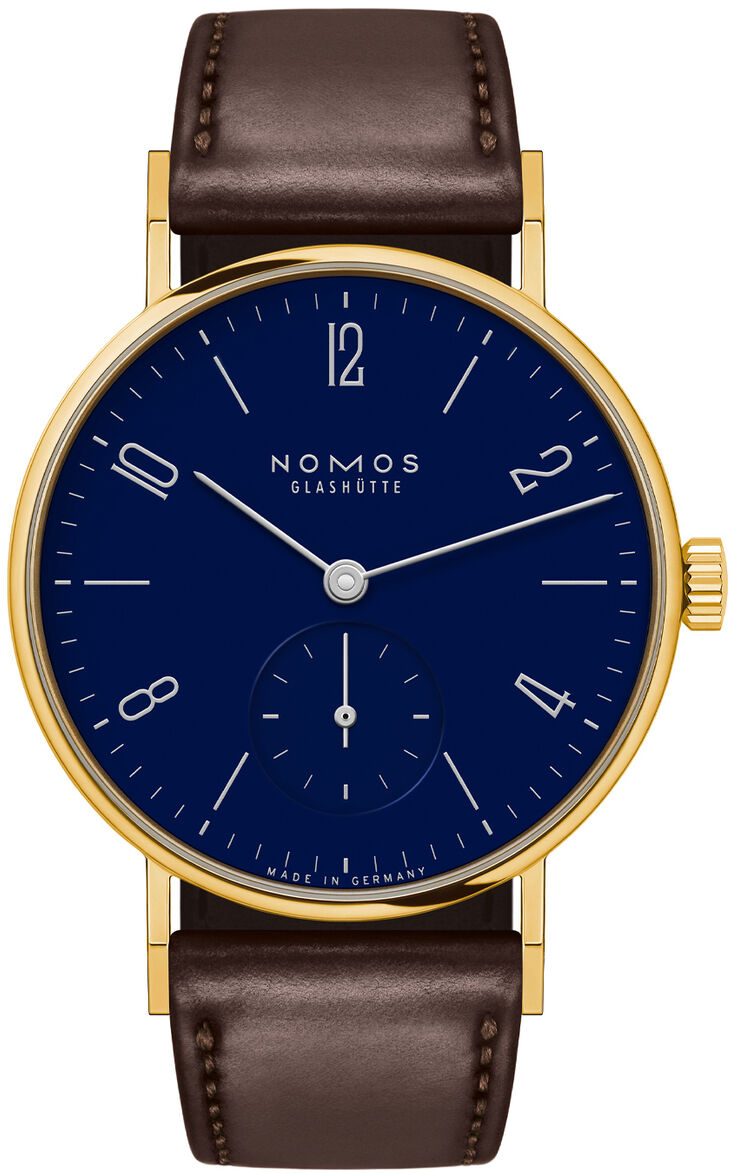 Elegante Armbanduhr NOMOS Glashütte Sonderedition Tangente Gold 33 doré mit goldenem Gehäuse, emailleblauem Zifferblatt, feinen goldenen Indizes und dunklem Lederarmband. Puristisches, zeitloses Design mittig auf weißem Hintergrund angeordnet.