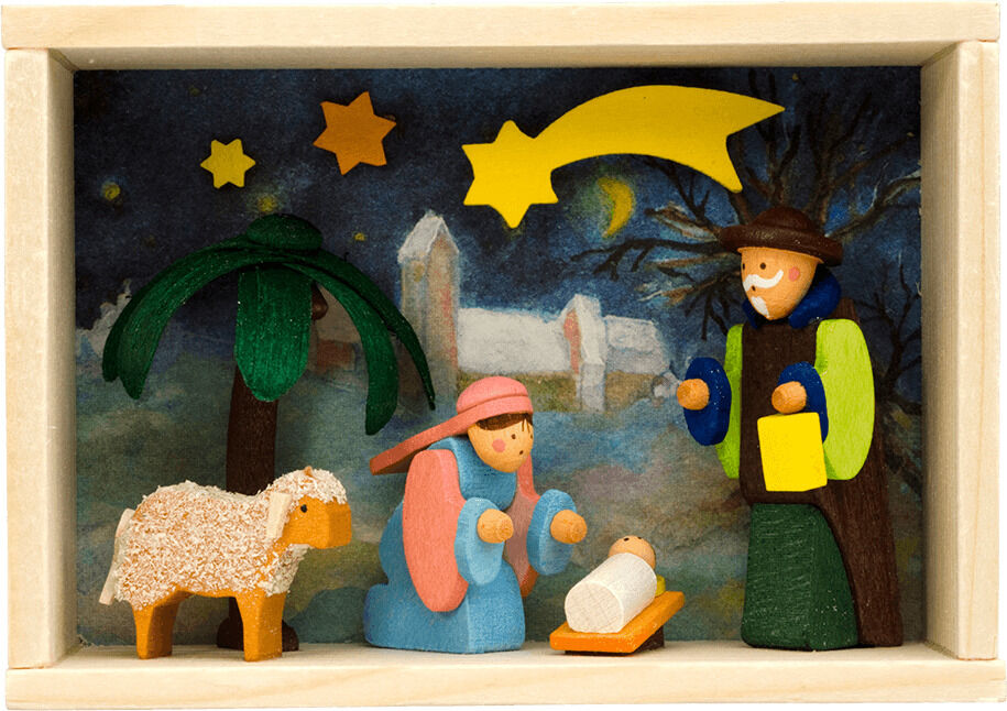 Eine handgefertigte Weihnachtskrippe aus Holz in einer kleinen Kiste. Die Szene zeigt die heilige Familie mit Maria, Josef und dem Jesuskind in der Krippe. Ein Hirte und ein Schaf sind ebenfalls dargestellt. Der Hintergrund zeigt eine nächtliche Szene mit Sternen und einer Palme.