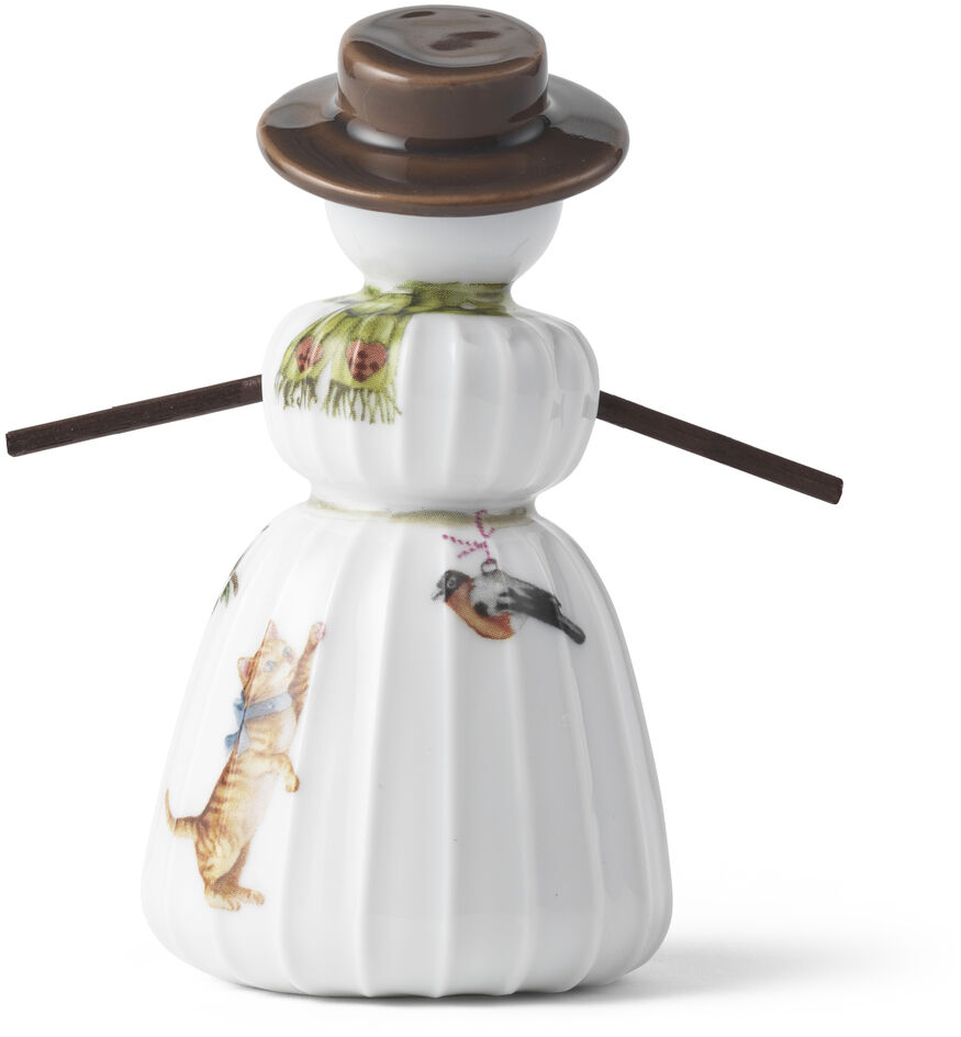 Porzellan-Schneefrau der Serie »Hammershøi« mit braunem Hut, seitlichen Armen, Schal und aufgemalten bunten Tiermotiven auf dem Kleid. Die Figur steht aufrecht vor weißem Hintergrund und eignet sich als festlicher Winter- oder Weihnachtsschmuck.