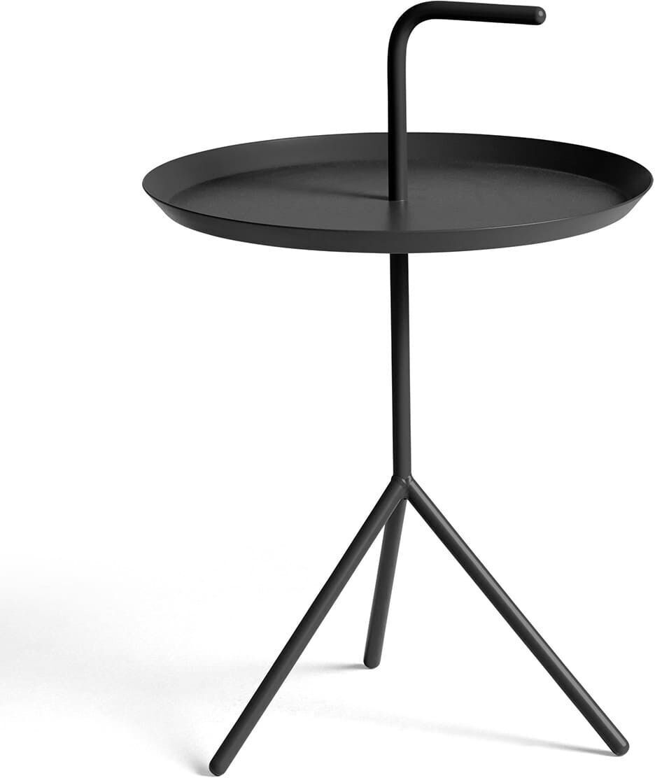 Ein schwarzer, minimalistischer Beistelltisch aus Metall mit einer runden Tischplatte und einem gebogenen Griff. Der Tisch steht auf drei schlanken Beinen.