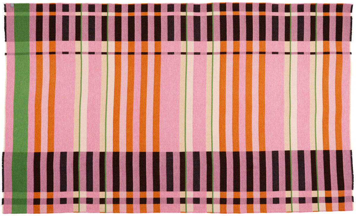 Eine farbenfrohe Decke mit einem geometrischen Muster, das aus Streifen in Pink, Grün, Orange, Schwarz und Lila besteht. Die Decke erinnert an den Bauhaus-Stil und ist aus gestrickten Textilien gefertigt.