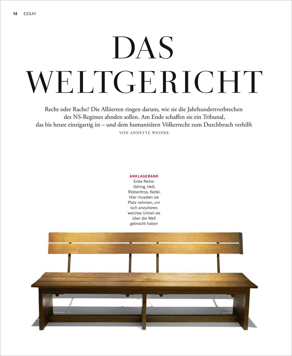 Das Bild zeigt einen Artikel mit dem Titel 'Das Weltgericht' über die Nürnberger Prozesse. Eine braune Holzbank ist im Vordergrund zu sehen. Der Hintergrund ist weiß mit Text in schwarzer Schrift.