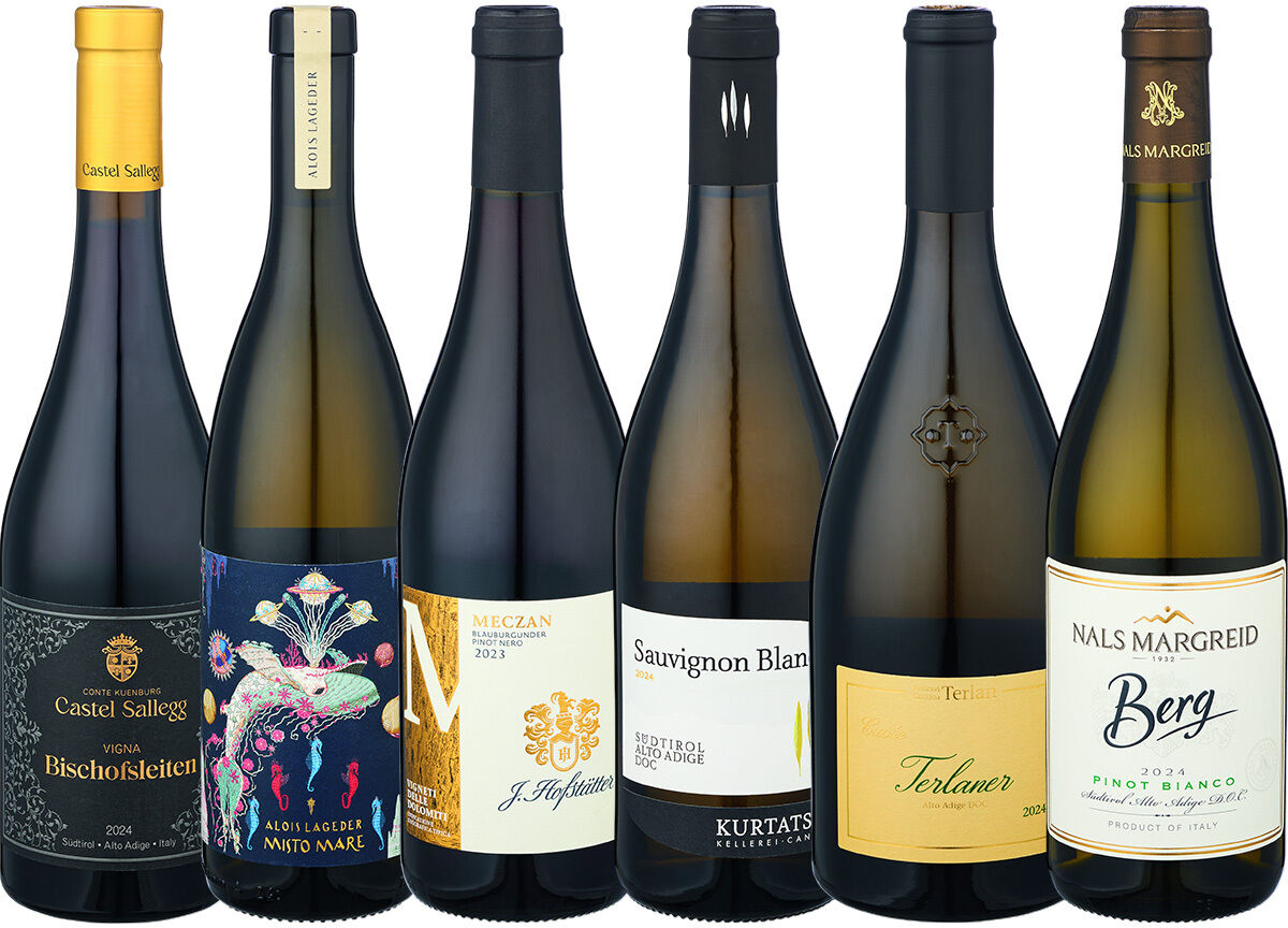 Sechs edle Weinflaschen aus Südtirol, Teil der ZEIT-Weinedition »Südtirol« 6er-Set von DIE ZEIT. Unterschiedliche Etiketten in Weiß, Schwarz, Gold und Blau betonen die exklusive Auswahl. Perfekt für Genießer, stilvolle Feste und als hochwertiges Geschenk.