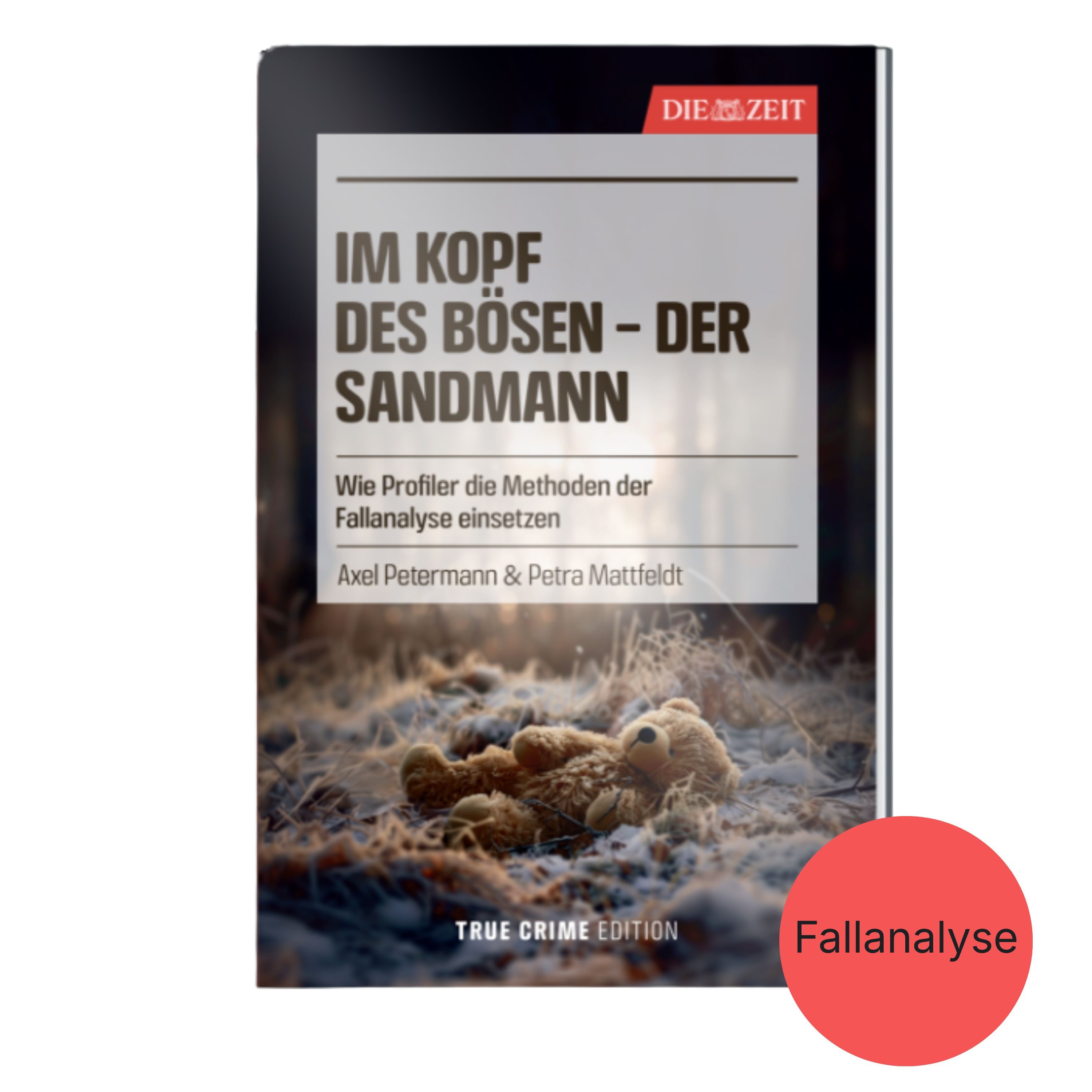 Das Buchcover zu „Im Kopf des Bösen – Der Sandmann“ von Axel Petermann und Petra Mattfeldt zeigt einen Teddybären, der auf totem, feuchtem Wiesengrund liegt. Der Titel ist groß in Beige und Schwarz gehalten, oben rechts das rote DIE ZEIT-Logo. Unten steht „TRUE CRIME EDITION“. Ein roter Kreis mit „Fallanalyse“ hebt das Thema hervor.