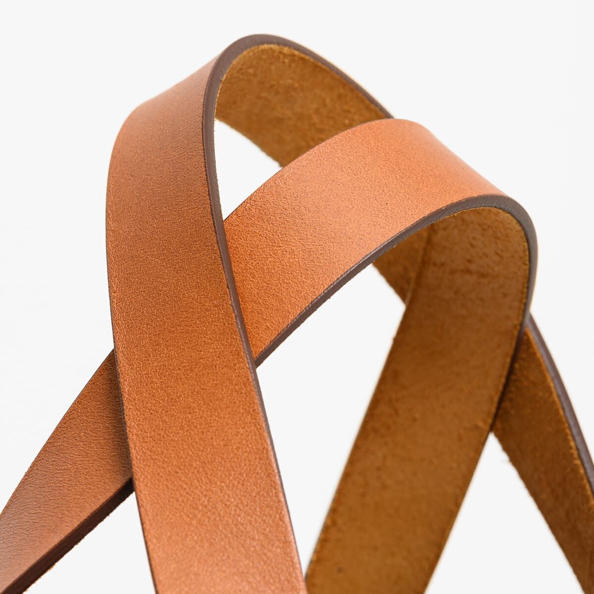 Nahaufnahme einer hochwertigen braunen Ledertasche namens ZEIT Shop Jubiläums-Shopper mit robusten, eleganten Ledergriffen.