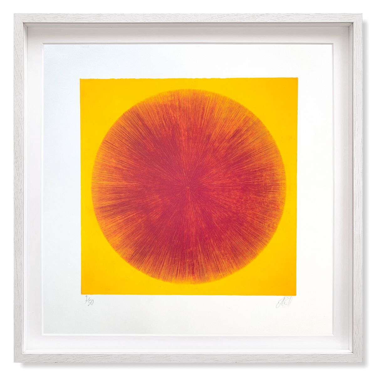 Ein Kunstwerk mit einem warmen pinken Kreis auf einem gelben Hintergrund, eingerahmt in einem weißen Rahmen, bekannt als ZEIT-Sonderedition »Spiky Circle (Warmes Pink auf Gelb)« Kupferstich, 2025. Das Design ist modern und abstrakt.