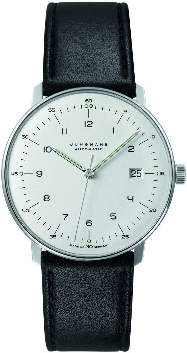 Die Junghans-Uhr »Max Bill Automatic« zeigt eine elegante Armbanduhr mit einem silbernen Gehäuse, einem weißen Zifferblatt und einem schwarzen Lederarmband. Das minimalistische Design umfasst schwarze Stunden- und Minutenmarkierungen sowie einen kleinen Datumsanzeiger auf der rechten Seite.