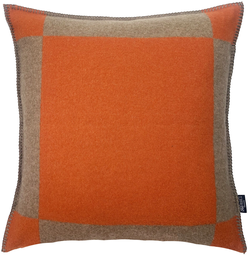 Ein quadratische Kissenhülle »Manchester« in Orange und Brauntönen, mit festem Stoff und dekorativem Design.