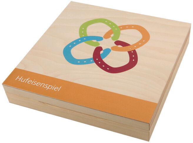 Ein Hufeisenspiel in einer Holzkiste, verziert mit farbigen Hufeisen in Blau, Grün, Orange und Rot.