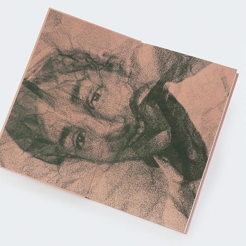 Ein Buch mit dem Titel 'Hilal, M: Hässlichkeit'. Das Cover zeigt eine schwarz-weiße Zeichnung eines menschlichen Gesichts, die emotional und künstlerisch wirkt.