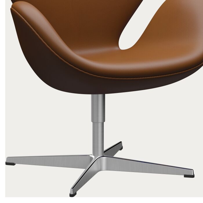 ZEIT-Sonderedition »Swan« Lounge Stuhl mit geschwungenem braunem Sitz und silbernem Metallfuß auf weißem Hintergrund. Moderner Designerstuhl im skandinavischen Stil, geeignet für Wohnzimmer, Büro oder Leseecke.