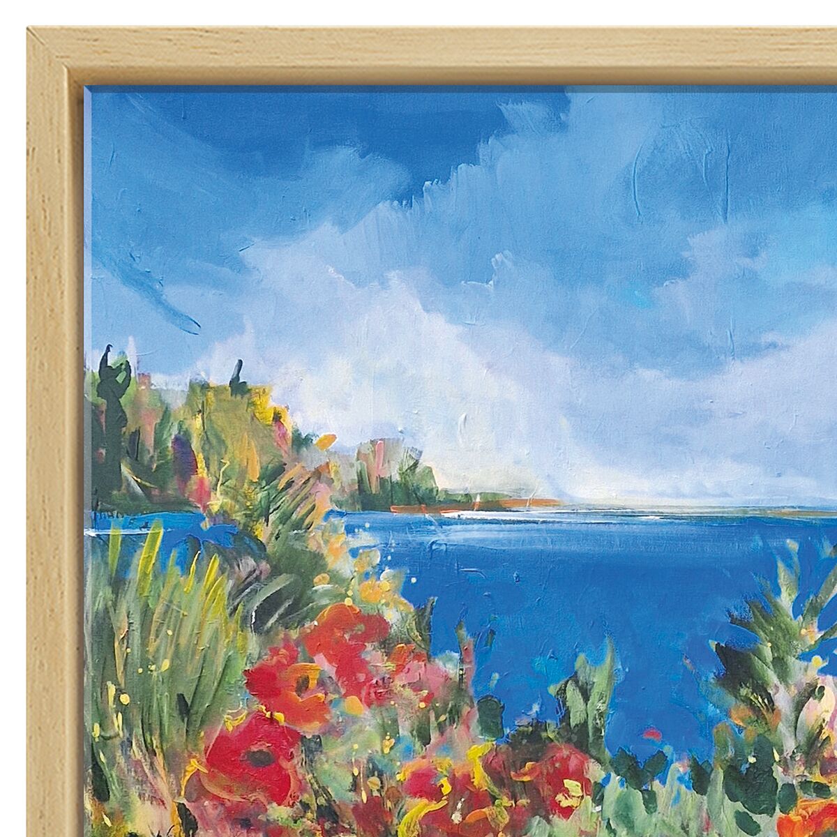 Quadratisches Gemälde im Massivholzrahmen von Irina Laube mit kräftigen Rottönen und gelben Blumen im Vordergrund, üppigem grünen Blattwerk, einem weiten blauen See in der Bildmitte und blauem Himmel mit weißen Wolken. Farbintensive, sommerliche Landschaft.