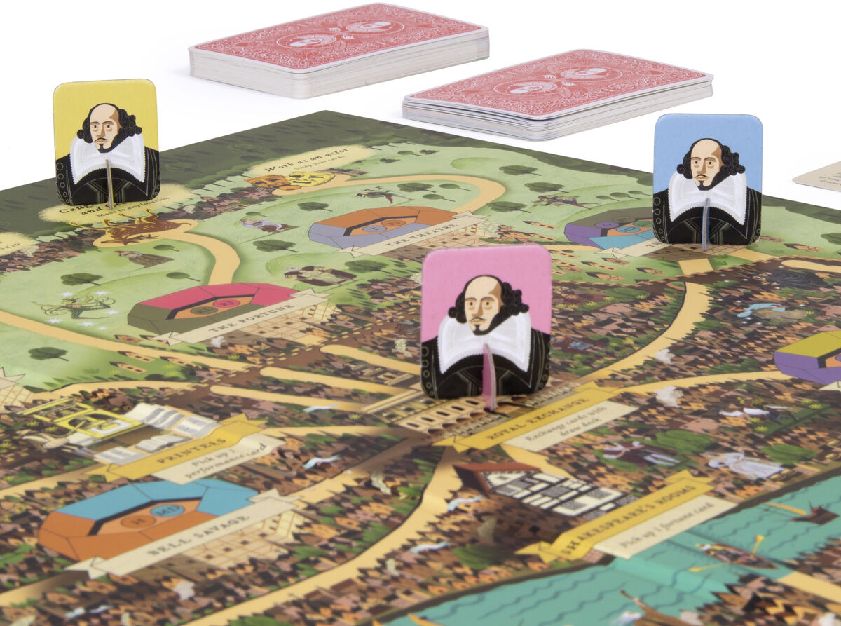 Das Produkt 'Puzzle »Shakespeares Welt«' zeigt ein farbenfrohes Brettspiel mit verschiedenen Feldern, Kartenstapeln, Tokens und Spielfiguren. Mehrere Spielkarten sind sichtbar und einige Spielfiguren, die Shakespeare darstellen, sind auf dem Spielbrett verteilt. Die Illustration des Spielbretts ist detailliert und enthält zahlreiche historische Gebäude und Landschaften.