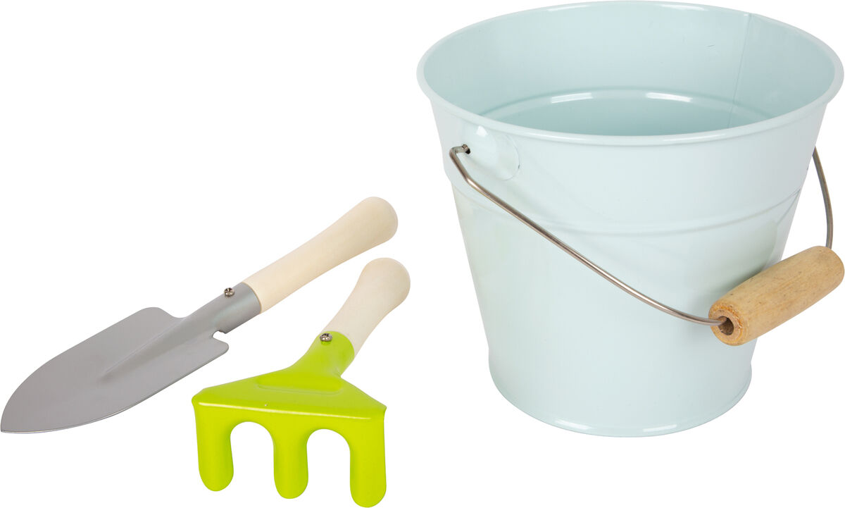 Ein großes Gartenwerkzeug-Set bestehend aus einem hellblauen Eimer, einem grauen Spaten mit Holzgriff und einem hellgrünen Rechen mit Holzgriff, ideal für Gartenarbeit und Pflanzenpflege.