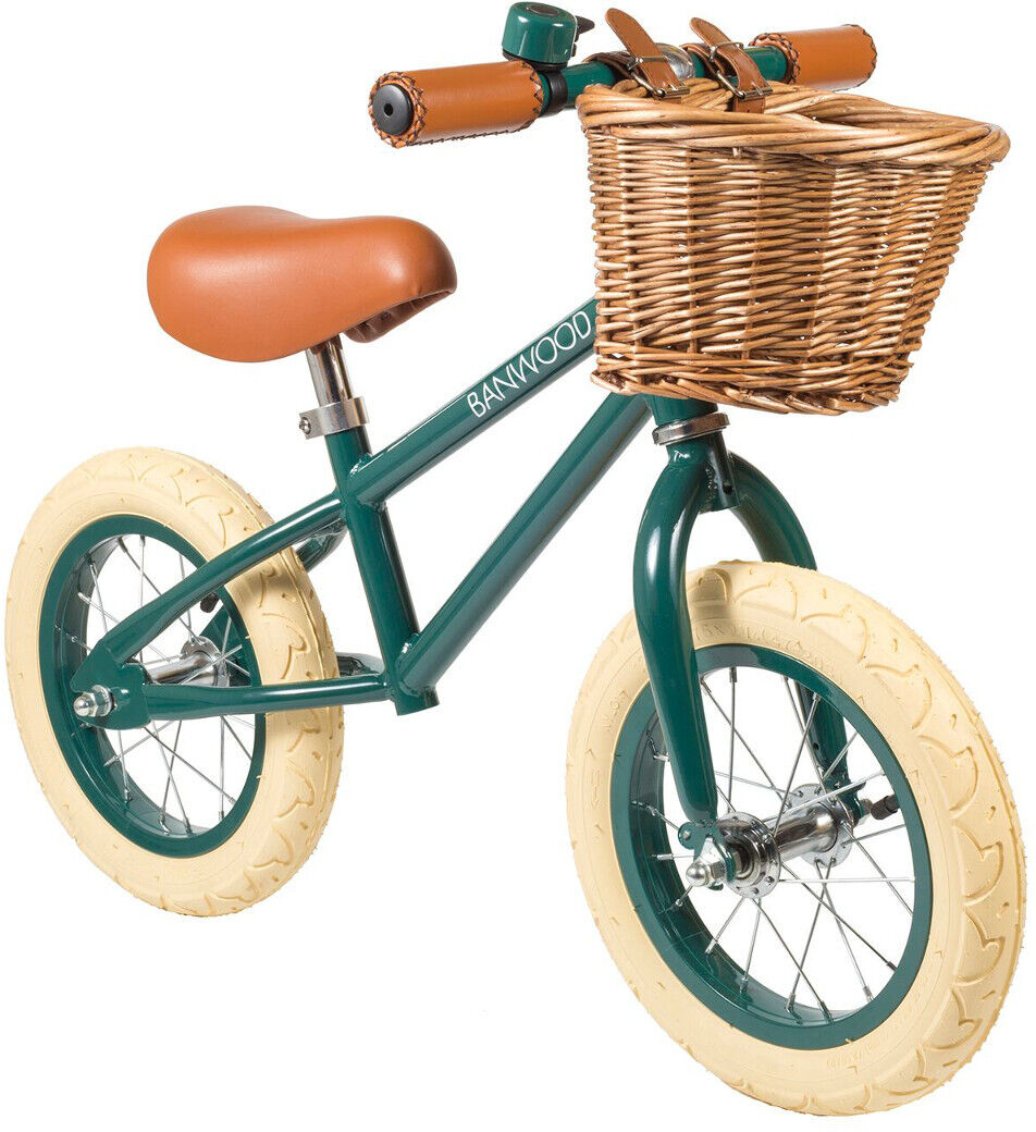Retro-Laufrad mit grünem Rahmen, braunem Sattel und Griffen sowie einem geflochtenen Korb vorne. Ideal für Kleinkinder als Balancebike und motorisches Spielzeug.
