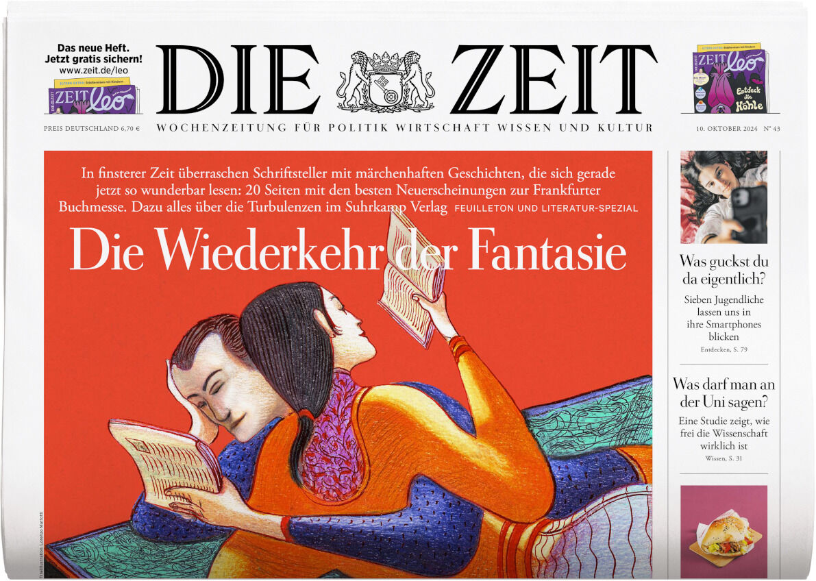 Titelblatt der Zeitung DIE ZEIT Ausgabe 43/2024 mit dem Titel 'Die Wiederkehr der Fantasie'. Illustration von zwei Personen, die aneinandergelehnt lesen, vor einem roten Hintergrund. Text und Logo der Zeitung im oberen Bereich.