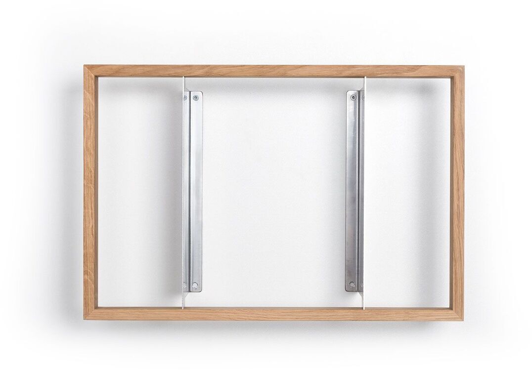 Ein minimalistisches Regal mit einem Holzrahmen und zwei Metallhalterungen montiert an einer weißen Wand. Das Design ist schlicht und modern, ideal für verschiedene Räume im Haus oder Büro.