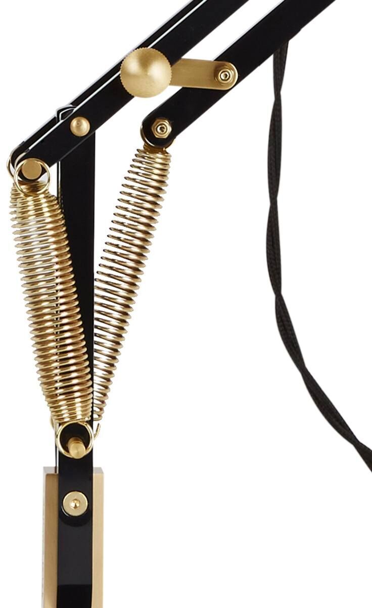 Nahaufnahme der Anglepoise Original 1227 Schreibtischlampe in Schwarz und Messing, mit sichtbarem Federmechanismus und verstellbaren Armen.