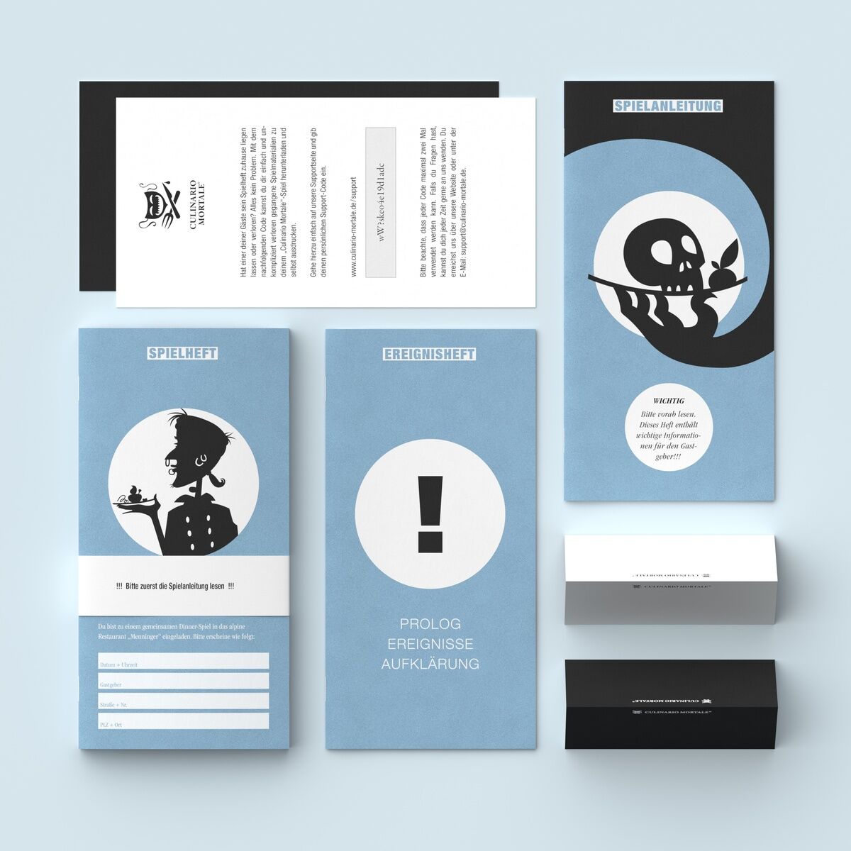 Das Bild zeigt das Krimi-Dinner Spiel »Mord nach Rezept« mit Spielanleitung, Ereigniskarten und weiteren Spielmaterialien in Blau, Weiß und Schwarz.