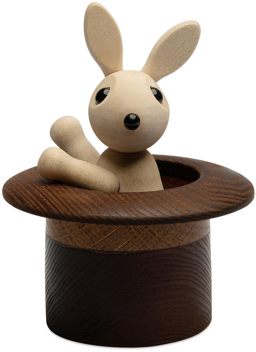 Holzfigur eines Hasen, der aus einem braunen Zauberhut hervortritt. Das Design ist einfach und kindgerecht, ideal zur Dekoration in Kinderzimmern oder als Geschenkidee für Anlässe wie Ostern.