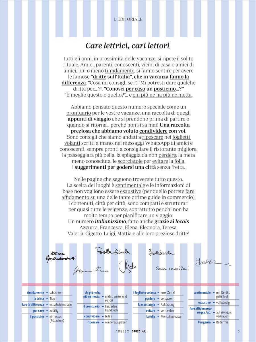 Seite einer Zeitschrift mit horizontalen blauen und weißen Streifen als Hintergrund. Der Text auf der Seite beginnt mit 'Care lettrici, cari lettori'. Unten sind Unterschriften und ein Adesso Magazintitel sichtbar.