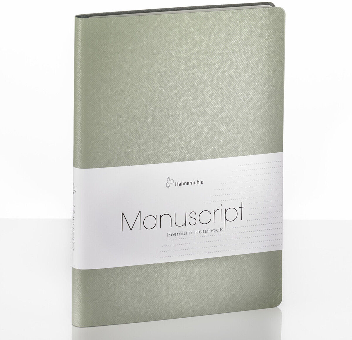 Ein grünes Notizbuch im DIN-A5-Format mit der Aufschrift »Manuscript« auf einer weißen Banderole liegt auf einer glänzenden Oberfläche.