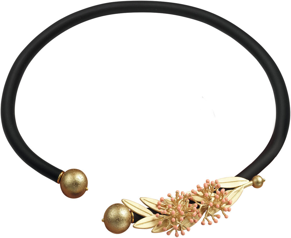 Das Bild zeigt das Collier »Oleander« von Anna Mütz. Es handelt sich um eine Halskette mit einem schwarzen Band und einem goldfarbenen Blütendesign mit rosa und grünen Akzenten.