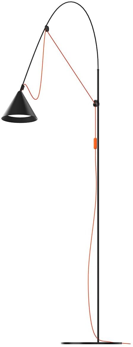 Eine minimalistische Stehlampe der Marke „AYNO“ mit einem schlichten schwarzen Lampenschirm und einem gebogenen Ständer, akzentuiert durch eine orangefarbene Kordel.