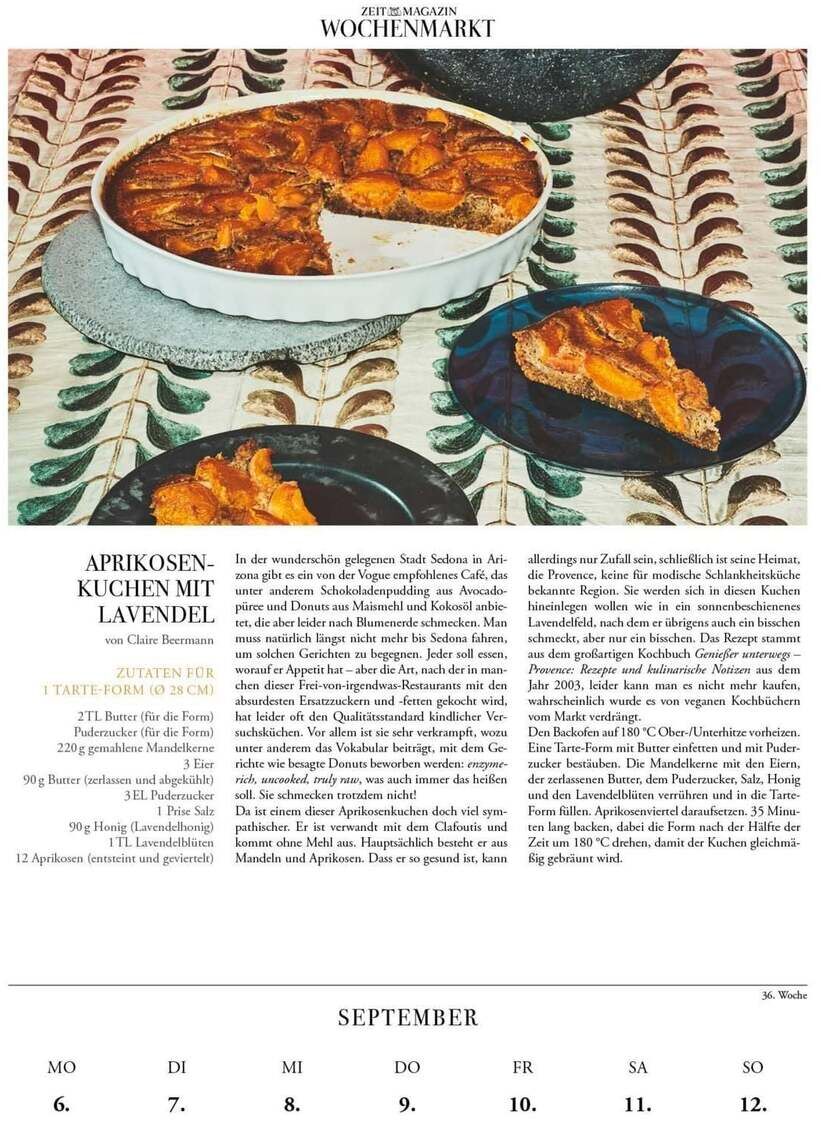 Rezeptseite aus dem Kalender »Wochenmarkt« 2027 der ZEITmagazin WOCHENMARKT-Reihe mit großem Foto eines angeschnittenen Aprikosenkuchens mit Lavendel in runder Form, serviert auf dekorativen Tellern auf einem gemusterten Tischtuch, darunter Monatsübersicht September.