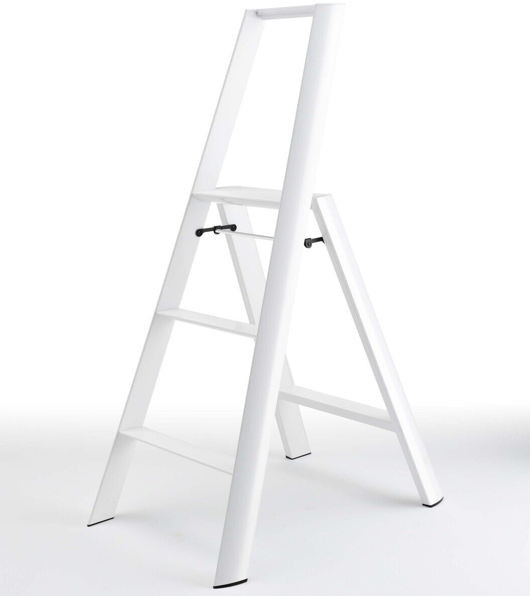 Eine moderne, weiße Trittleiter mit drei Stufen steht freistehend auf hellem Hintergrund. Ideal für den Einsatz in Haus und Wohnung, zum Erreichen höherer Regale oder zum Dekorieren. Die Trittleiter hat ein minimalistisches Design und wirkt stabil.