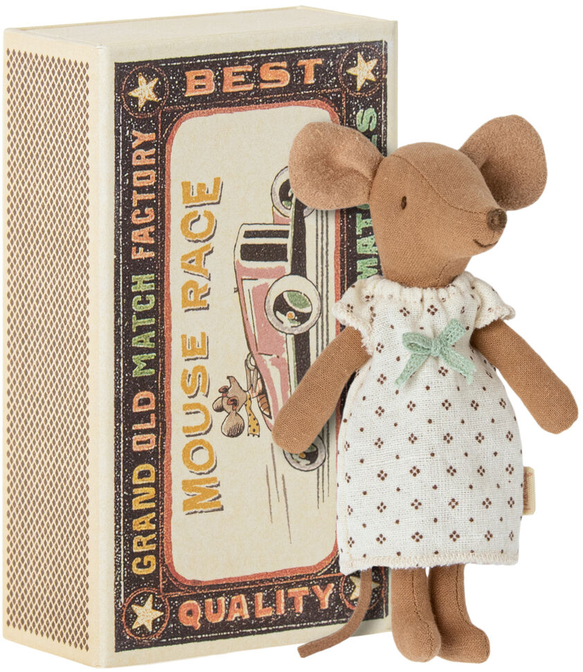 Ein Plüschtier-Maus namens »Große Schwester Maus« trägt ein weißes Kleid mit einem grünen Schleifchen und steht vor einer großen Streichholzschachtel, die mit nostalgischen Bildern und der Aufschrift 'Mouse Race' dekoriert ist.