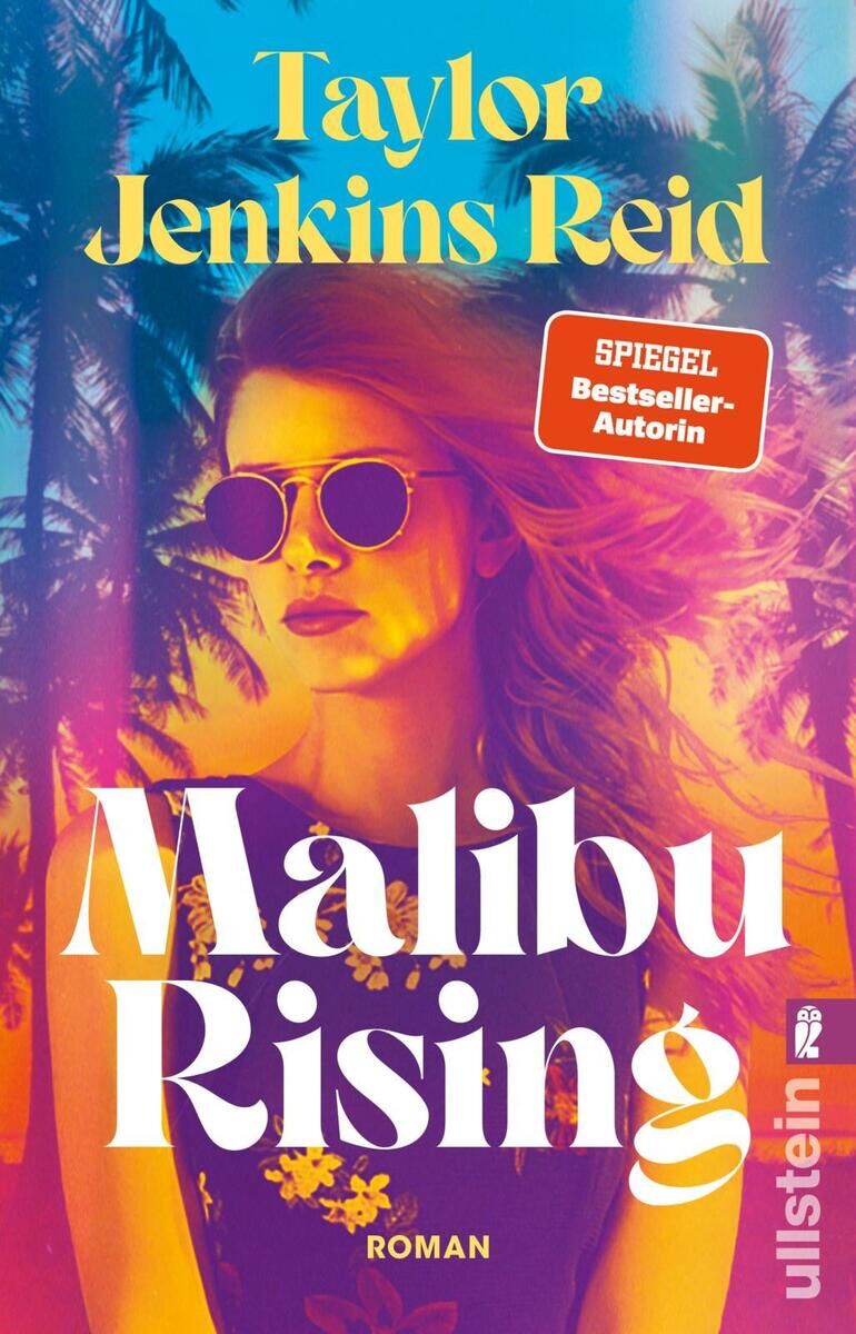 Das Buchcover von 'Malibu Rising' von Taylor Jenkins Reid zeigt eine Frau mit Sonnenbrille und lockigem Haar vor einem Hintergrund mit Palmen und einem farbenfrohen Sonnenuntergang. Der Titel und der Name des Autors sind in großen, weißen Buchstaben geschrieben.