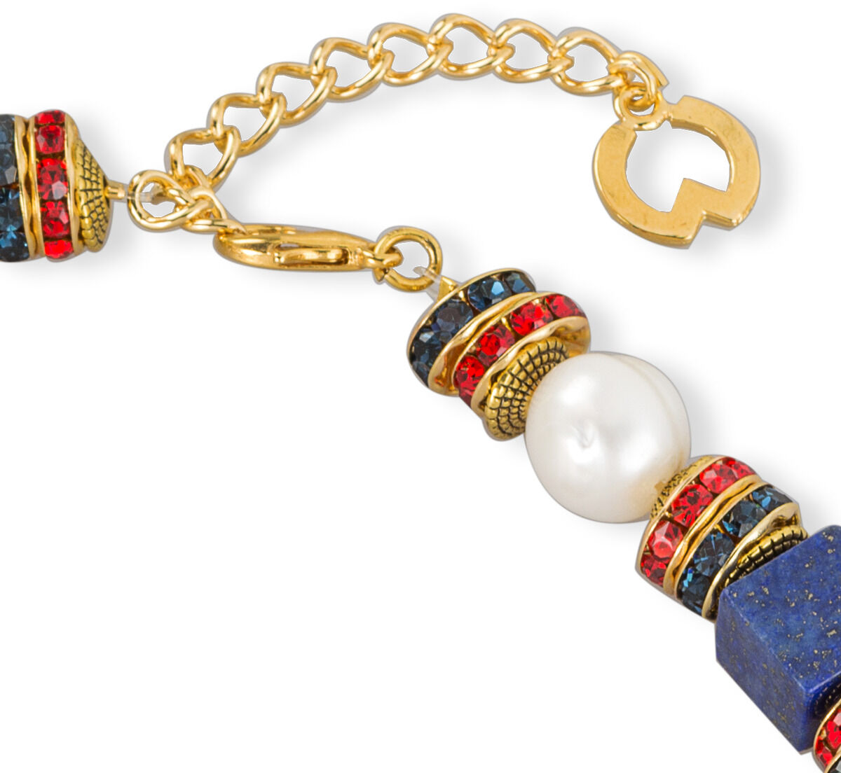Das Bild zeigt das Collier 'Dorothea' von Petra Waszak. Die Halskette ist ein kunstvolles Schmuckstück mit abwechselnden Elementen aus goldfarbenen Zylindern, blauen Lapis-Lazuli-Steinen, weißen Perlen und rot-schwarzen Details. Sie besitzt ein goldfarbenes Kettenglied zur Längenverstellung. Das Design wirkt klassisch und elegant.