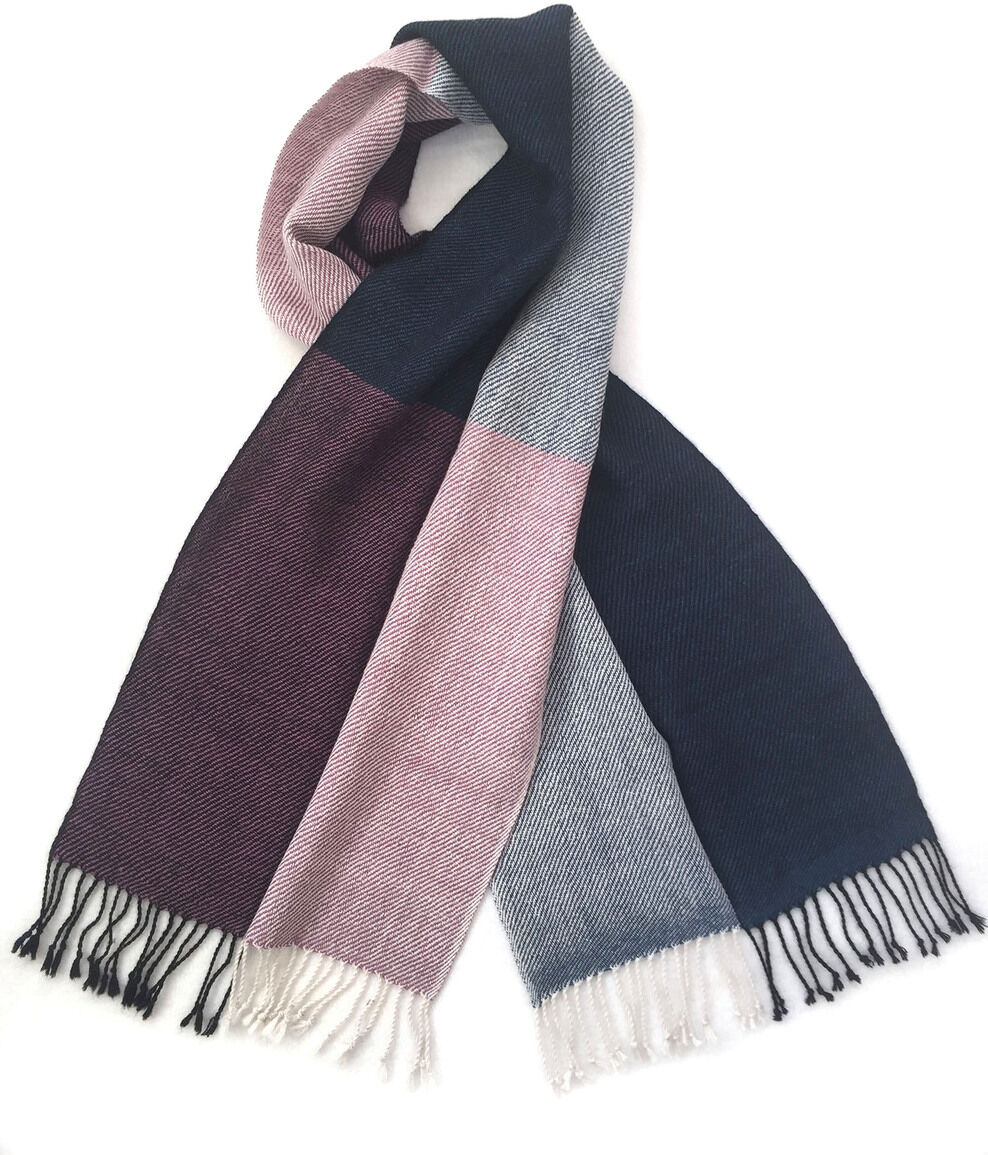 Ein eleganter Alpakaschal mit quadratischem Muster in Blau, Weiß, Rosa, Grau und Bordeaux. Der Schal ist weich und wollartig, mit Fransen an den Enden.