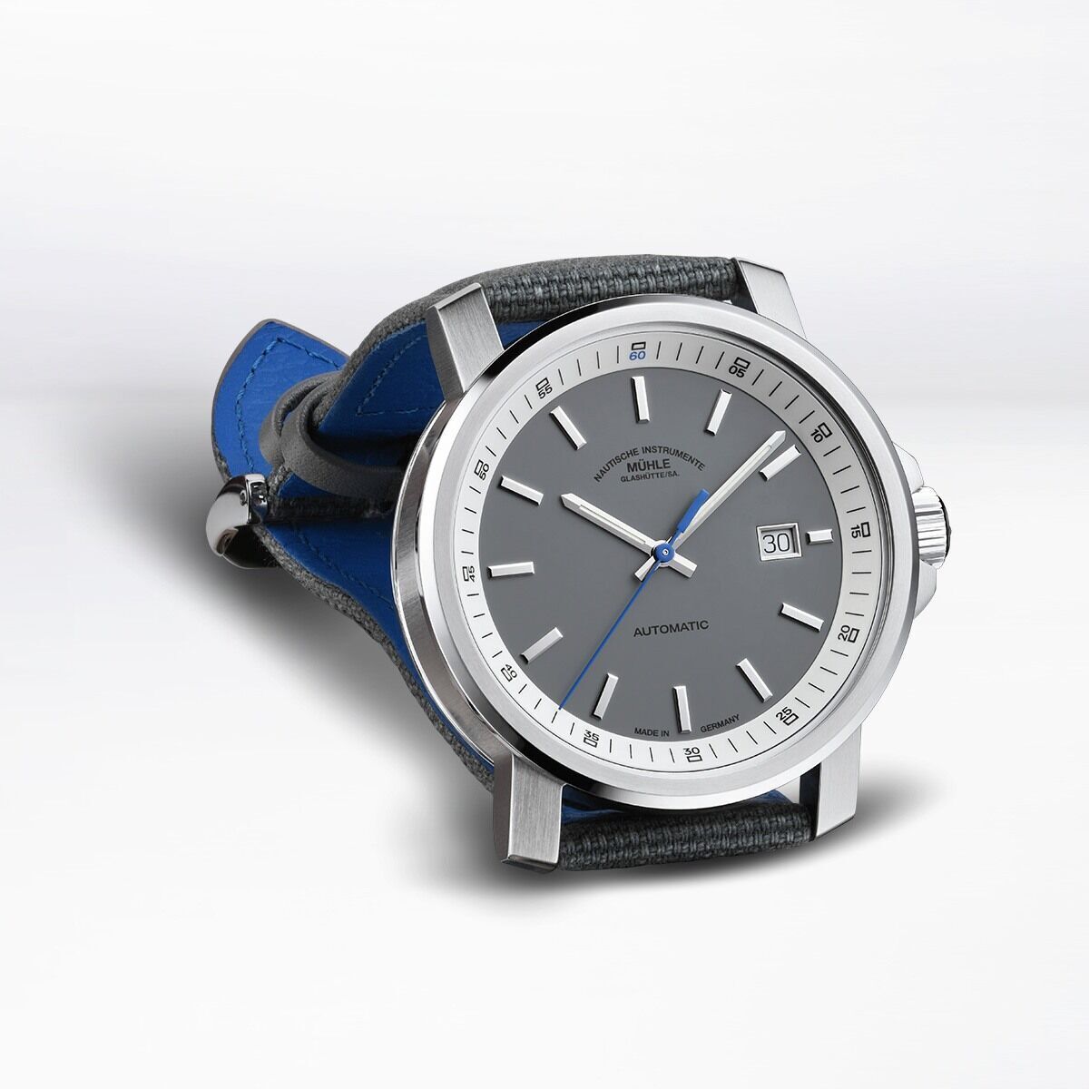 Die ZEIT-Sonderedition »29er Big« (2019) von Mühle-Glashütte ist eine elegante Automatikuhr mit einem silbergrauen Zifferblatt, einem schwarzen Lederarmband und einem Edelstahlgehäuse. Die Uhr verfügt über eine Datumsanzeige und ein schlichtes Design.