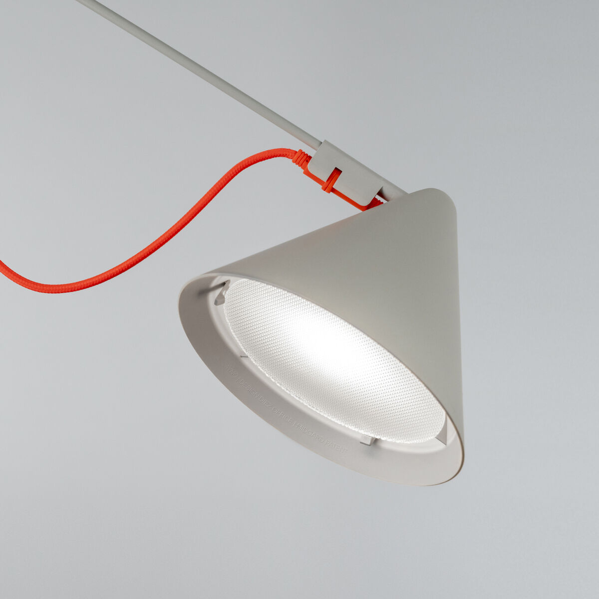 Moderner, verstellbarer Tischlampe »AYNO« Silk mit einem weißen Lampenschirm und einem roten Kabel, welches sich elegant um den Lampenschirm wickelt. Die Lampe verfügt über ein minimalistisches Design und ist ideal für den modernen Arbeitsplatz oder als stilvolle Innenbeleuchtung.