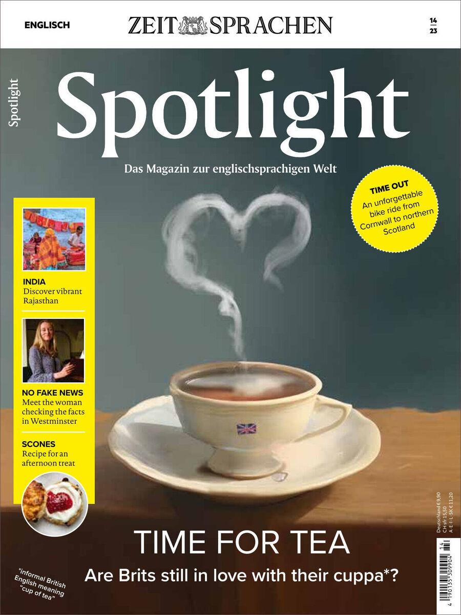 Titelseite des Spotlight Magazins 14/2023 mit einer Tasse Tee auf einem Tisch und einem Herz, das aus dem Dampfschwaden über der Tasse geformt wird. Oben links befindet sich das Wort 'Englisch' und rechts oben die Nummer 14/23. Weitere Artikelthemen sind Indien, Schottland und Scones.