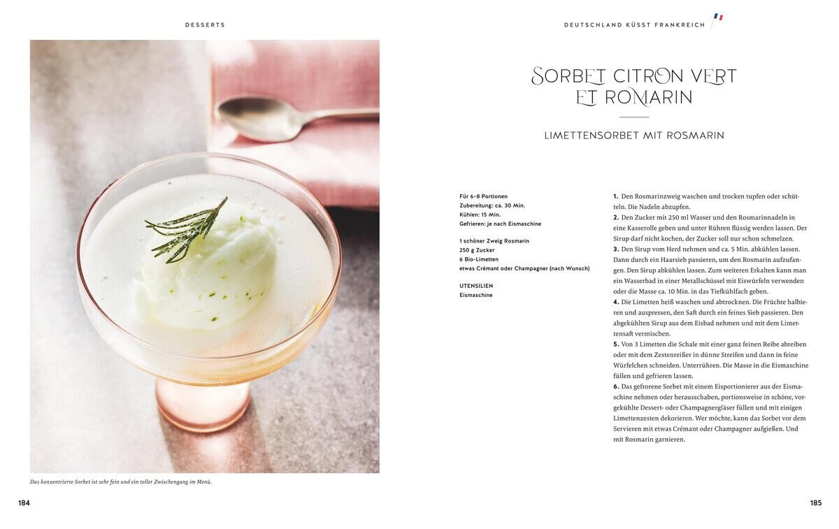 Ein aufgeschlagenes Kochbuch zeigt eine Dessertseite mit einem Rezept für Limettensorbet mit Rosmarin. Eine Glasschale mit dem Sorbet, garniert mit einem Rosmarinzweig, steht links auf einer hellen Oberfläche. Rechts ist der Rezepttitel 'Sorbet Citron Vert et Romarin' und der Beginn der Rezeptanleitung zu lesen.