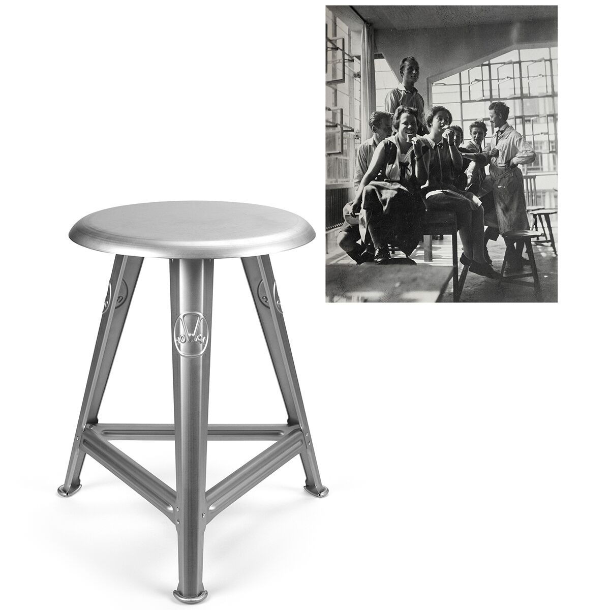 Abgebildet ist ein schlichter, silber-grauer Stahlhocker mit drei Beinen im Bauhaus-Stil, daneben ein historisches schwarz-weiß Foto mit mehreren Menschen in einem lichtdurchfluteten Raum. Der Hocker trägt die Prägung „100 Bauhaus Dessau“ und vermittelt modernes, industrielles Design.