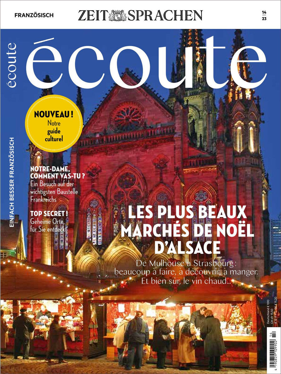 Titelseite des Écoute Magazins 14/2023 mit einem weihnachtlich dekorierten Markt und der beleuchteten Fassade einer Kirche im Hintergrund. Der Text „Les plus beaux marchés de Noël d’Alsace“ ist prominent platziert. Menschen genießen die festliche Atmosphäre und warmes Getränk auf dem Markt.