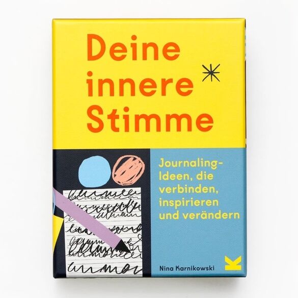 Ein Buch mit dem Titel 'Deine innere Stimme' auf einem weißem Hintergrund. Das Cover ist bunt gestaltet mit den Farben Gelb, Rot, Blau, Schwarz und Weiß. Oben steht der Titel in großen roten Buchstaben, darunter steht 'Journaling-Ideen, die verbinden, inspirieren und verändern' in blauem Text. Das Buch enthält Illustrationen und Muster.