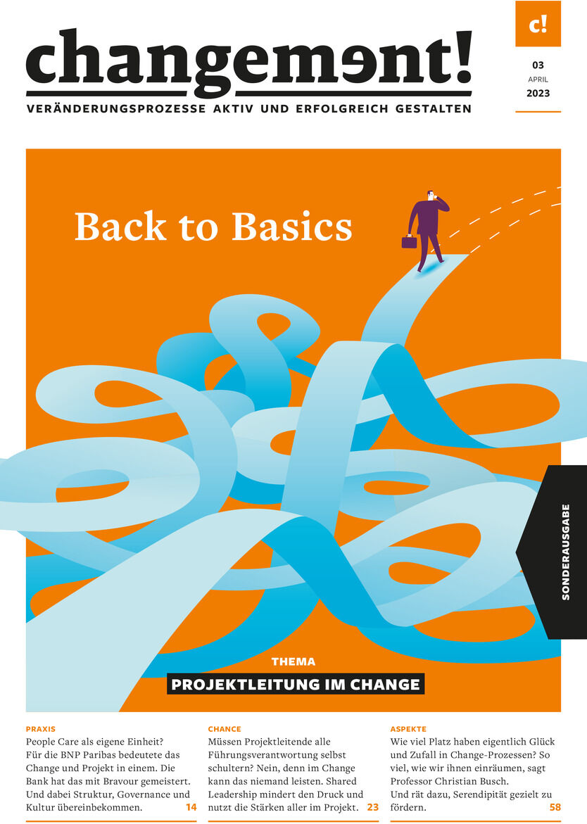 Titelbild eines Magazins mit dem Titel 'changement Ausgabe 03/2023: Projektmanagement & Projektleitung'. Der Hintergrund des Covers ist orange mit einem stilisierten blauen Labyrinth und dem Text 'Back to Basics'.