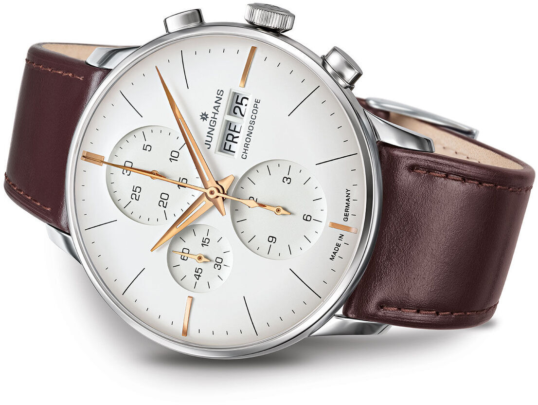 ZEIT-Sonderedition »Meister Chronoscope« von Junghans mit silbernem Gehäuse, weißem Zifferblatt, braunem Lederarmband und goldenen Akzenten.